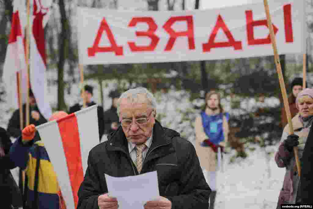 Намесьнік старшыні КХП БНФ Сяргей Папкоў, шматгадовы арганізатар і ўдзельнік акцый памяці і ўшанаваньня ў Курапатах.&nbsp;&nbsp;