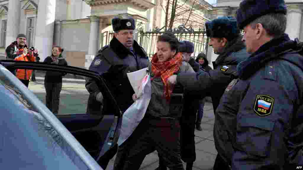 Поліція арештовує активістів, які виступають проти нового закону, дискримінаційного щодо геїв, Санкт-Петербург, 5 квітня 2012 року