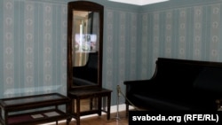 Люстэрка-экран у кабінэце Шагала