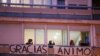 Madrid: lumea iese pe balcoane ca sa-i aplaude pe cei „din prima linie” în lupa cu pandemia de coronavirus. 