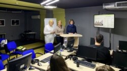 Автори проєкту «Тест на державність» Ірина Костенко, Марина Остапенко та Лариса Мудрак (справа наліво) під час зустрічі зі студентами Могилянської школи журналістики