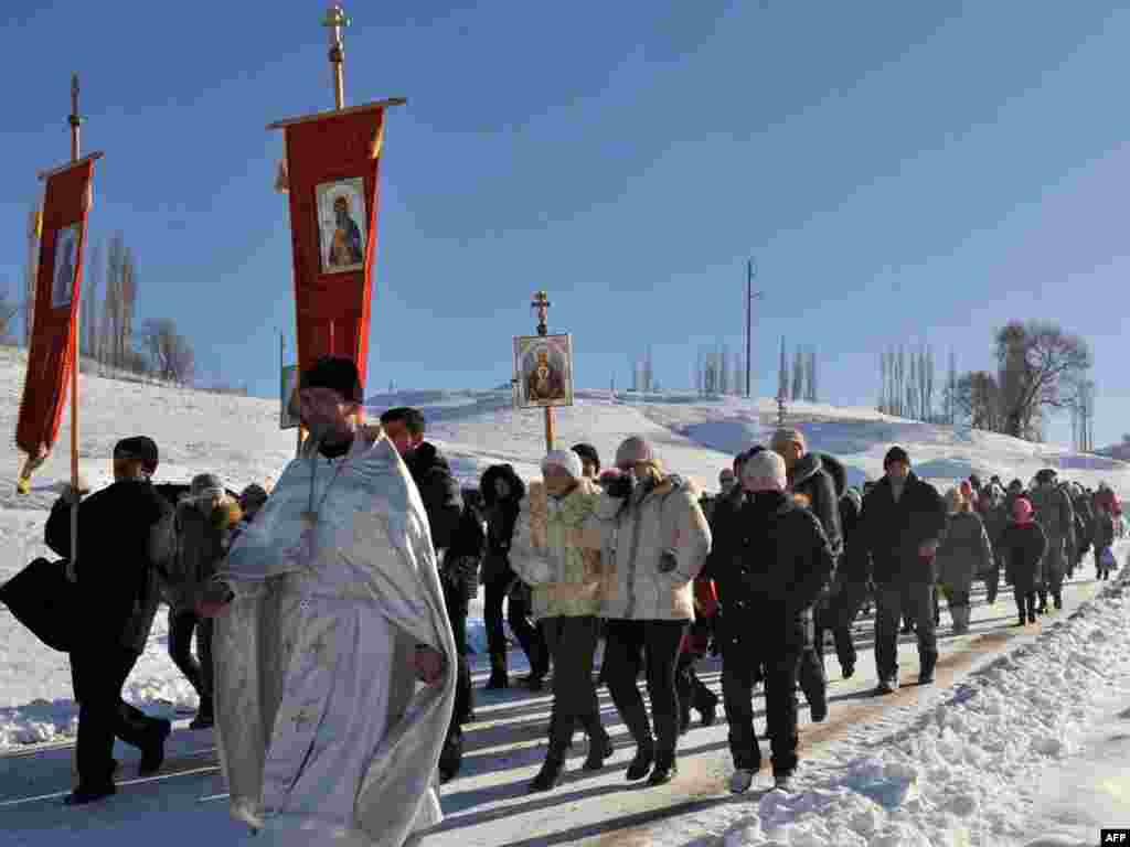 In Kyrgyzstan, Orthodox believers mark Epiphany with a procession of the cross to the Kara-Balta river. - Photo by AFP