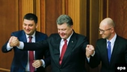 Зліва направо: Володимир Гройсман, Петро Порошенко, Арсеній Яценюк (архівне фото)