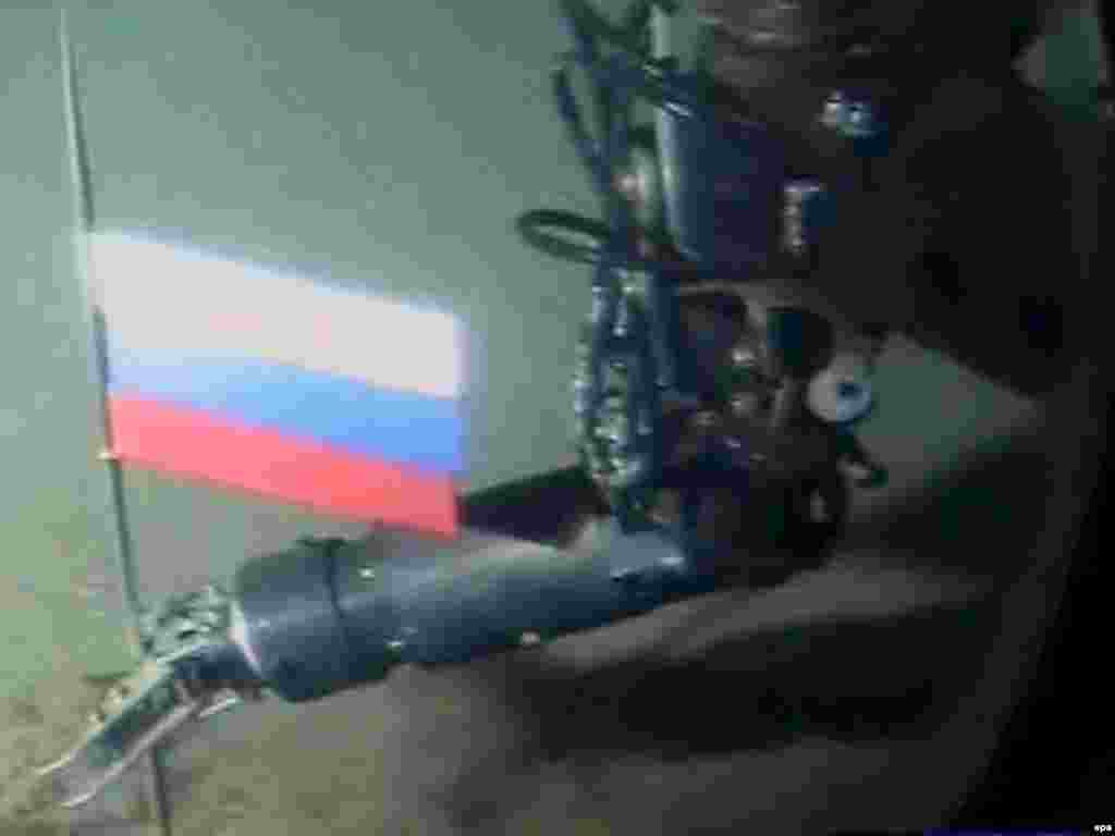 Russia - A TV grab from Russian NTV channel shows a mini submarine places Russian national flag to the ocean floor in the North Pole, 03Aug2007