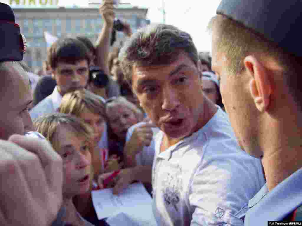 Boris Nemțov înainte de a fi arestat la 31 iulie la Moscova