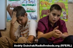 Дети в реабилитационном центре во фронтовом городе Попасная