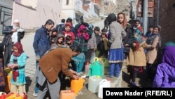آرشیف- باشندگان کابل در اطراف یک نل آب حکومتی در کابل. کاهش بارندگی در اثر تغییرات اقلیمی در افغانستان سبب خشکیدن ذخایر آبهای زیرزمینی در بیشتر ولایات به شمول کابل شده است.