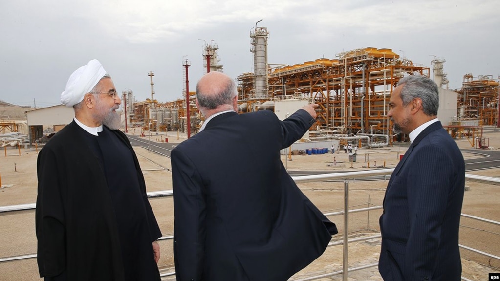 Iran -- Iranian President Hassan Rohani (L) and Iranian Oil Minister Bijan Namdar Zangeneh (C) during the inauguration of a new gas phase at the South Pars gas field near the southern Iranian port of Assalouyeh, 17 March, 2015