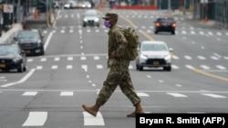 Нью-Йорк. Военнослужащий Национальной гвардии США на пешеходном переходе. 5 апреля 2020 года
