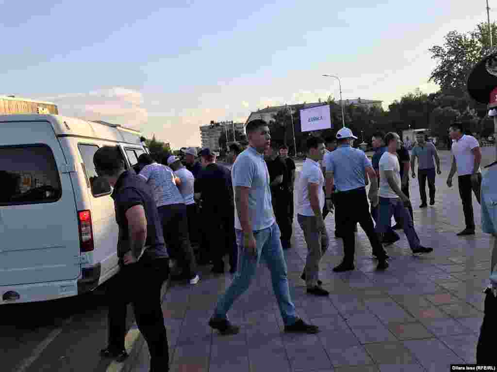 Люди в гражданской одежде, участвующие в задержаниях в Шымкенте.