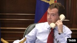 Președintele Dmitri Medvedev fotografiat în timpul unei convorbiri telefonice cu omologul său american