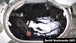 اجساد سربازان کشته‌شده روسی در یک خودروی زرهی در جاده‌ای نزدیک پایتخت اوکراین