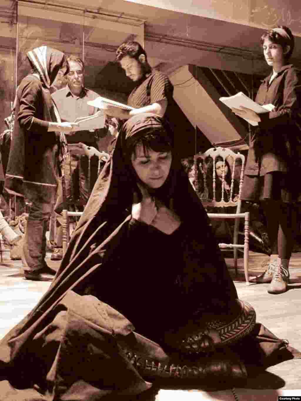 نمایشنامه‌خوانی در پاریس - نمایش «رویای طاهره‌گان خاموش» کاری از «محمد رضایی‌راد» دوم و سوم آبان ماه امسال در پاریس خوانده شد و با استقبال مخاطبان ایرانی روبه‌رو شد. عکس از مریم