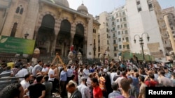 Бүгүн коопсуздук күчтөрүнүн алдынан мечиттин алдына бийликтен кулатылган президент Мухаммад Мурсинин жактоочулары чогулган эле, 17-август, 2013