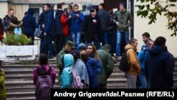 Эвакуация студенческого общежития в Казани после анонимного звонка о заложенной бомбе.