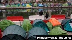 Tabără de migranți pe malul canalului Saint-Martin, din Paris. Organizatorii JO 2024 vor ca oaspeții competițiilor sportive din vară să nu aibă parte de asemenea priveliști. 