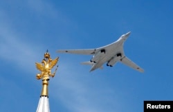 Ту-160 во время парада 9 мая 2015 г. Выпуск многопозиционных пусковых устройств к нему затягивается.
