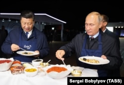 Imaginea este din septembrie 2018, de la o reuniune la Vladivostok între liderul chinez, Xi Jinping, și cel rus, Vladimir Putin