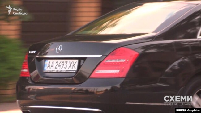 Слідом за кортежем олігарха до котеджного містечка заїхав і броньований Mercedes Слідом за кортежем олігарха до котеджного містечка заїхав і броньований Mercedes