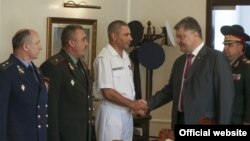 Петро Порошенко вітається з генерал-лейтенантом Ігорем Воронченком, Одеса, 3 липня 2016 року