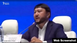 Кадр видео о выступлении директора телеканала «Асыл арна» Мухамеджана Тазабекова перед полицией.