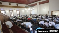 Намаз у мечеті с. Корбек (Ізобільне) під Алуштою