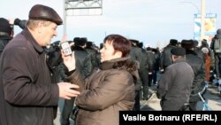 Valentina Ursu de vorbă cu protestatarii
