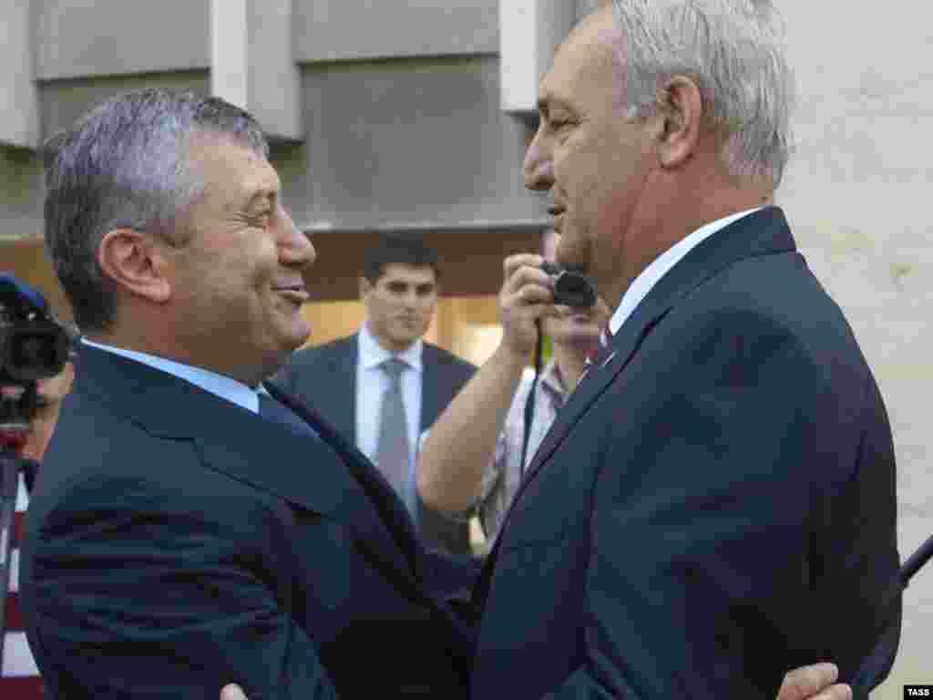 С президентом де-факто республики Южная Осетия Эдуардом Кокойты. Цхинвали, 21 сентября, 2010