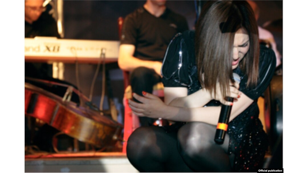 Sevda Ələkbərzadə konsert zamanı