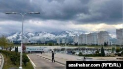 Улица в Ашгабате, столице Туркменистана.