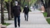 Карантин режимі енгізілген Алматы көшесіндегі адамдар. 14 сәуір 2020 жыл.