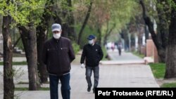 Алматы көшесіндегі адамдар. 14 сәуір 2020 жыл.
