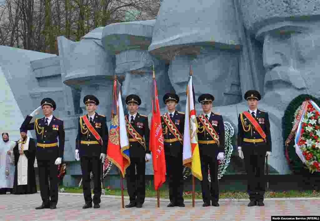 Останки тысяч красноармейцев, защитников Эльхотовских ворот по-прежнему остаются здесь, на полях сражений