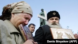 Православные активисты протестуют против показа фильма "Код Да Винчи", Москва, 2006