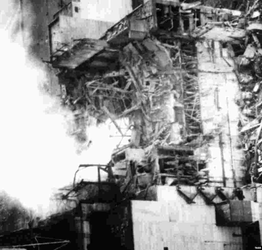 Реактор №4 Чернобыльской АЭС, снятый крупным планом сразу после взрыва 26 апреля 1986 года