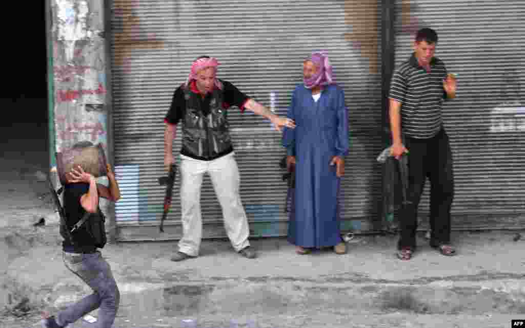 Алеппо шаарында сириялык козголоңчулар колго жасалган жардыруучу заттарды өкмөттүк күчтөр менен кармашка даярдап жатат, 31.06.2012