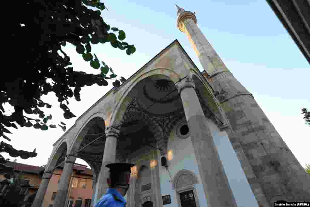 Një pjesëtar i Policisë së Kosovës pranë Xhamisë së Madhe.
