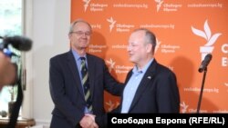 Главният редактор на Радио Свободна Европа и вицепрезидент на компанията Ненад Пейич (вляво) и посланикът на САЩ в България Ерик Рубин на официалното откриване на софийското бюро на медията.