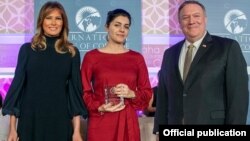 Слева направо: первая леди США Мелания Трамп, журналистка Люси Кочарян, госсекретарь США Майк Помпео, Вашингтон, 4 марта 2020 г. (Фотография - страница посольства США в Армении в Facebook)