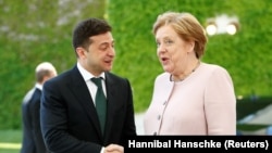 Volodimir Zelenski și Angela Merkel 