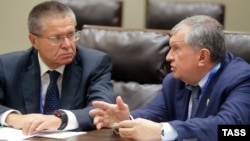 Economy Minister Aleksei Ulyukayev (left) and Rosneft chief Igor Sechin speak at a meeting in September 2016.