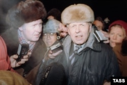 After seven years of Gorky exile, Andrei Sakharov returns to Moscow on December 23, 1986.