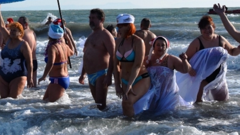 В Евпатории прошел «рождественский заплыв» в море (+видео)
