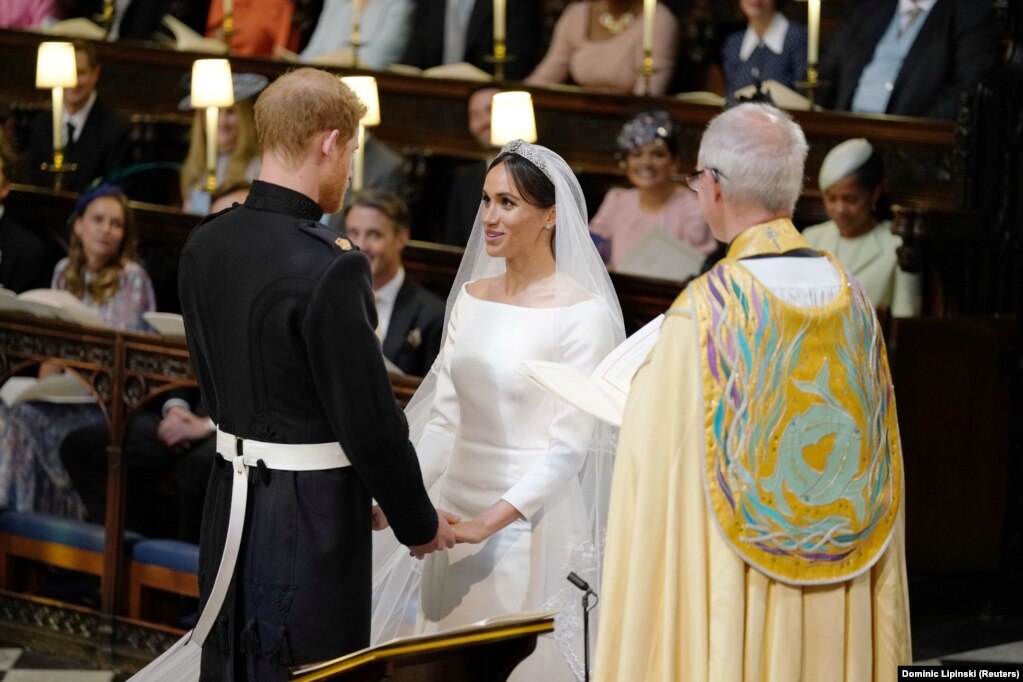 Princi Harry dhe Meghan Markle duke bÃ«rÃ« betimin e martesÃ«s.