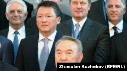 Цімур Кулібаеў на фота зьлева ад Нурсултана Назарбаева, Астана, 2011 год