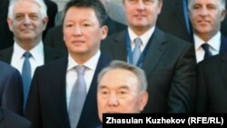 Президент Казахстана Нурсултан Назарбаев фотографируется вместе с участниками Совета иностранных инвесторов, рядом слева - его зять Тимур Кулибаев. Астана, 18 мая 2011 года.