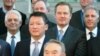 Президент Казахстана Нурсултан Назарбаев фотографируется вместе с участниками Совета иностранных инвесторов, рядом слева его зять Тимур Кулибаев, председатель правления фонда «Самрук-Казына». Астана, 18 мая 2011 года.