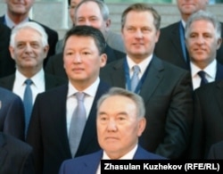 Қазақстан президенті Нұрсұлтан Назарбаевтың (төменгі қатарда) шетелдік инвесторлармен және күйеубаласы Тимур Құлыбаевпен (екінші қатарда жалғыз тұр) түскен суреті. Астана, 18 мамыр 2011 жыл.