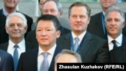 Қазақстан президенті Нұрсұлтан Назарбаев (бірінші қатарда) шетелдік инвесторлар кеңесінің қатысушыларымен бірге. Оң иығын ала екінші қатарда тұрған - Тимур Құлыбаев. Астана, 18 мамыр 2011 жыл