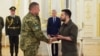 Ուկրաինայի նախագահ Վլադիմիր Զելենսկին պետական բարձր պարգև է հանձնում զինված ուժերի գլխավոր հրամանատար Վալերի Զալուժնիին, Կիև, մայիս, 2022թ.